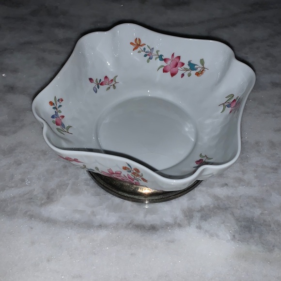 B & C L’moges Lowestoft scalloped bowl - Picture 1 of 4